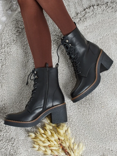 Virinaj botoj el eko-ledo kun dika kalkano Zeltra