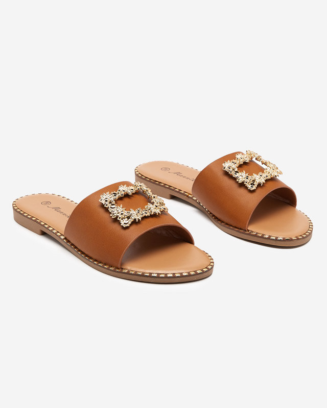 OUTLET Gaiši brūnas sieviešu elegantās čības ar zelta rotājumu Meriso - Apavi