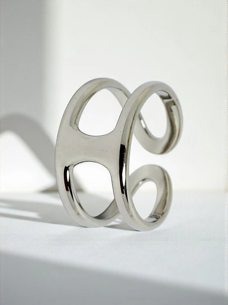 Браслет-обруч Dolce Vita с декоративными шармами