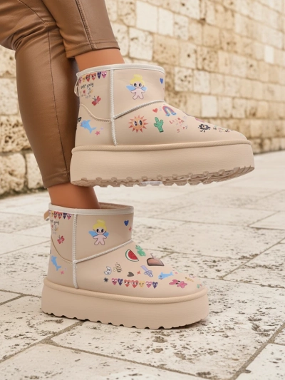 Callisto Angelico seevae fa'amafanafana ma ata a tamaiti i luga o le Beige Platform