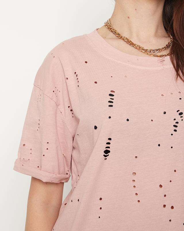 Светло-розовая женская футболка с декоративными дырками
