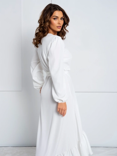 Royalfashion Sieviešu midi kleita ar volāniem. Sieviešu midi kleita ar sasienamu jostu. Modelis ar garām piedurknēm, iesaiņota dekoltē un josta jostasvietā. Papildu rotājums ar volāniem! Neiztrūkstošs jūsu garderobē! 87654321 <p>PIEZĪME: Mērījumu precizit