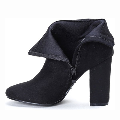 Czarne botki na wyższym słupku z ozdobą Emmaline- Obuwie