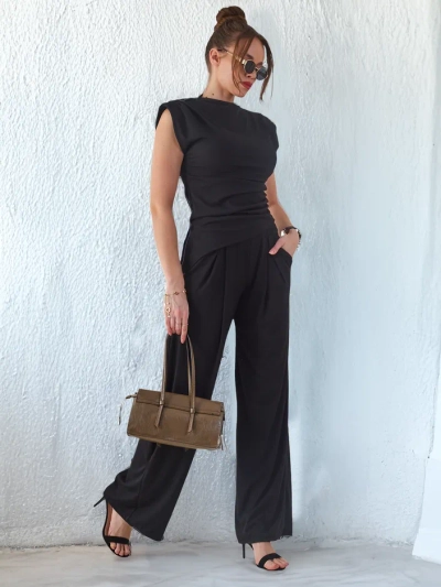 Комплект женской одежды Royalfashion из ребристой ткани с асимметричным топом, без рукавов и брюками свободного кроя.