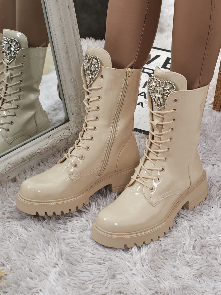 Lakierowane sznurowane botki damskie Emelune