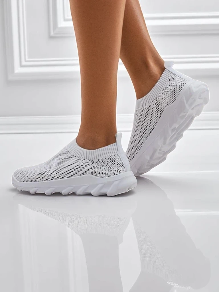 Sneakers da donna bianche Astrea in tessuto traspirante con suola piatta