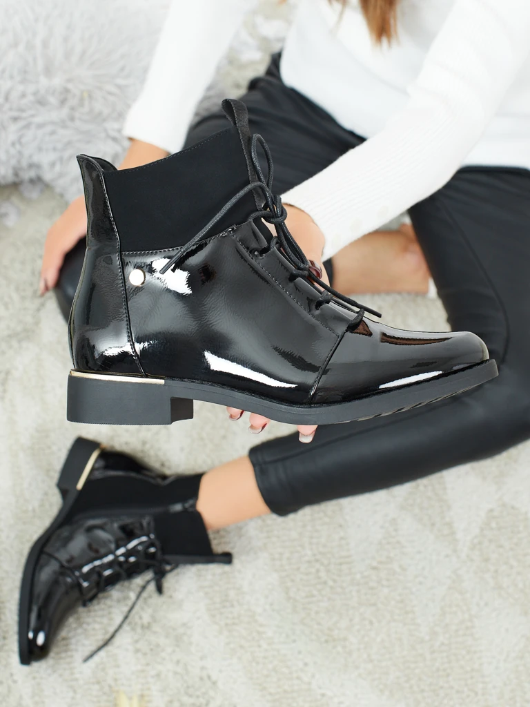 Lakierowane sznurowane botki damskie Avoria