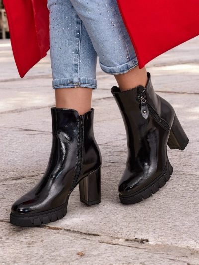 Royalfashion Patent women's ankle boots on a post Vemorro