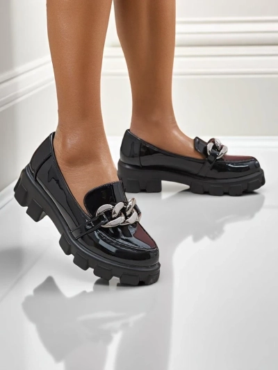Женские лоферы Hera Nero из лакированной экокожи с цепью, весна