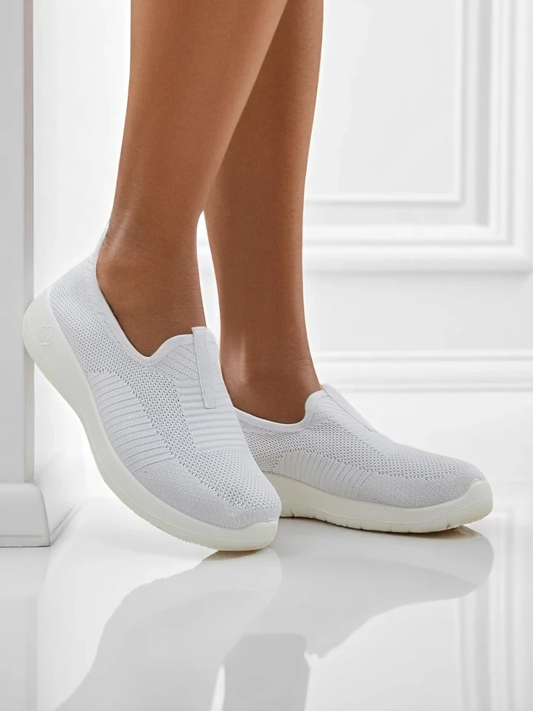 Slip-oni de damă albi Callista din țesătură respirabilă cu toc plat