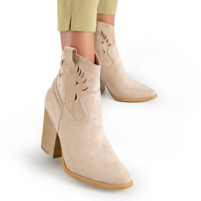 Beige cowboy boots a'la on the post Belieu - Footwear