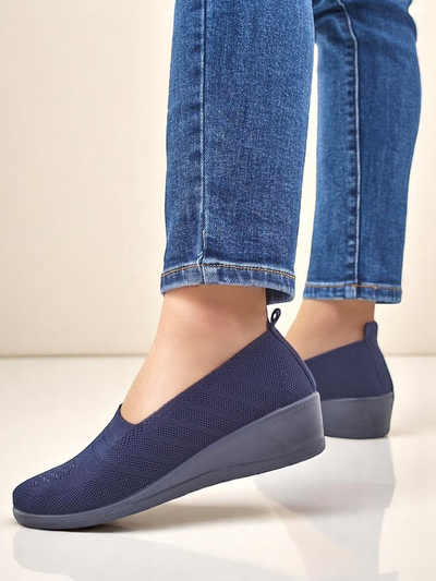 Royalfashion Sieviešu kurpes uz zema papēža Epoles