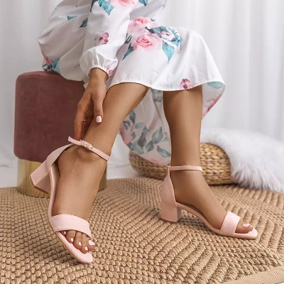 OUTLET Светло-розовые женские босоножки на невысокой стойке Mohato - Обувь