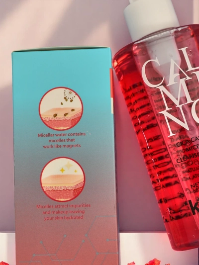 Nomierinoša un mitrinoša divfāžu micelārā attīrošā šķidruma līdzeklis grima noņemšanai ar sūkni