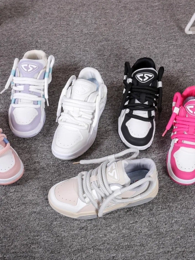 Royalfashion sieviešu sporta kedas ar dekoratīvajām auklām Clesiv