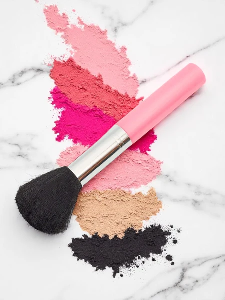 Makeup brush for applying powder