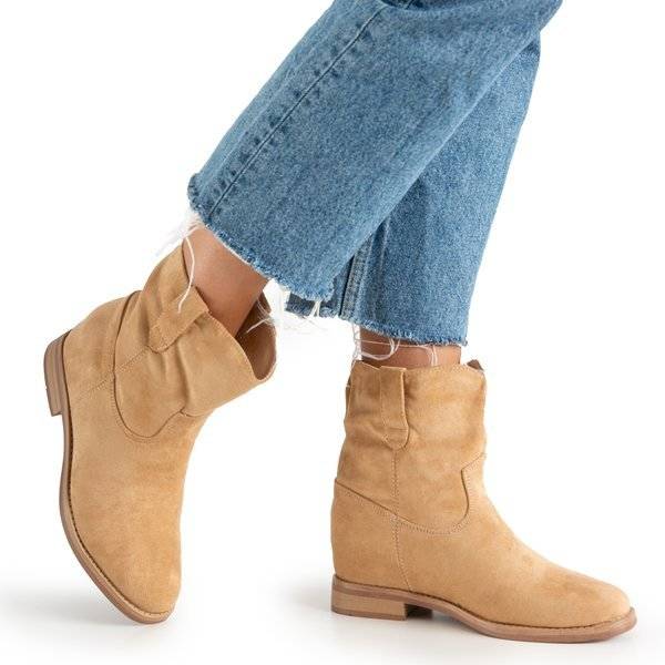 OUTLET Beige boots a'la cowboy boots on an indoor wedge Jelluma - Footwear