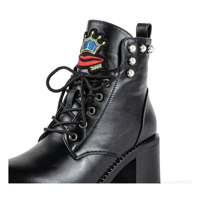 Black boots on a higher post with Nevadinas patches - Footwear 1