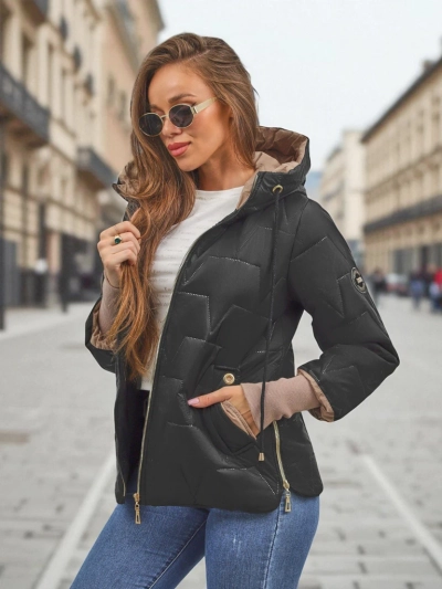 ʻO ka ʻaʻahu pale wahine i ulana ʻia me ka pāpale a me nā mea huki ma nā lima Silent Ridge