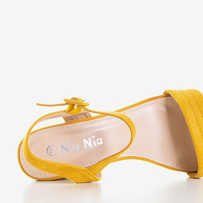 Mustard women's sandals on a low post Niusty - Footwear