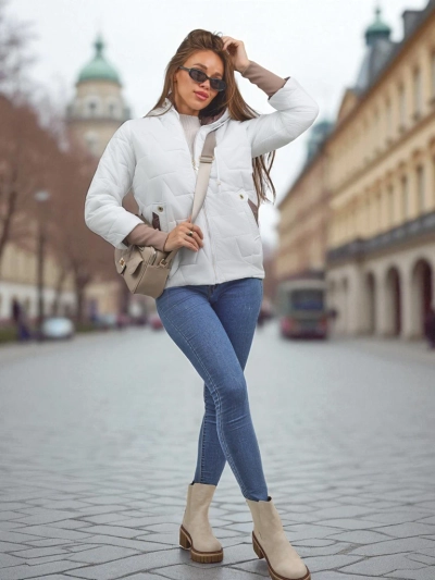 ʻO ka ʻaʻahu pale wāhine i ulana ʻia me ka pāpale a me nā mea huki ma nā lima Raven Peak