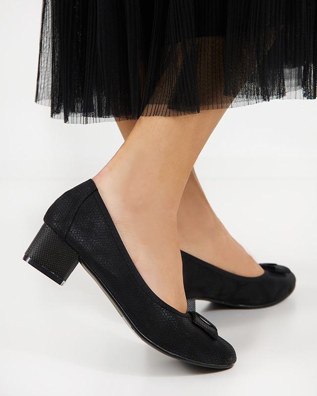 Black women's pumps with Vetina bow and embossing - Footwear