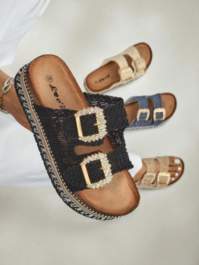 Czarne sandały Artemisia na platformie z koronką i kryształową klamrą