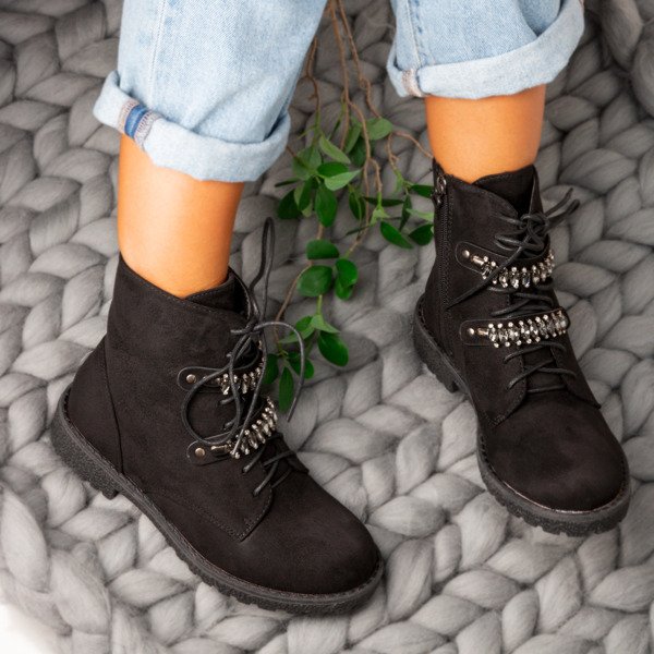 Czarne workery z ozdobnymi paseczkami Mayte - Obuwie