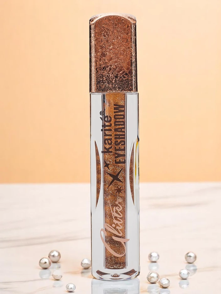 Shimmering liquid eyeshadow in the color Fall