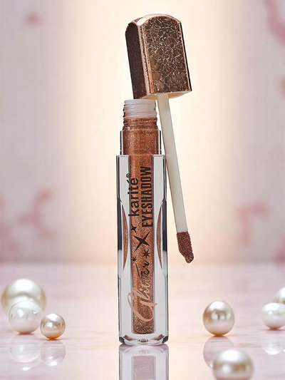 Shimmering liquid eyeshadow in the color Soil