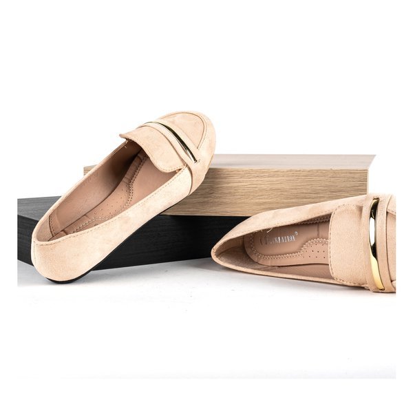 Beżowe mokasyny ze złotą ozdobą Greca - Obuwie