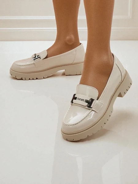 Женские лоферы Atena бежевые на плоском каблуке из экокожи