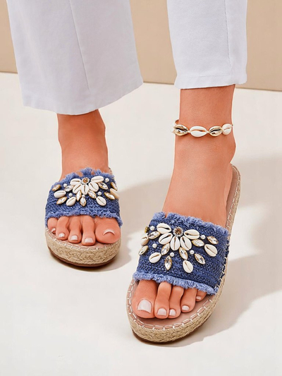 Letniye lavli Royalfashion Calista – yasnoniebieskiye s mushelkami na ploskoy podoshve