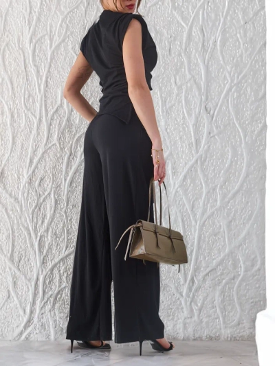 Комплект женской одежды Royalfashion из ребристой ткани с асимметричным топом, без рукавов и брюками свободного кроя.