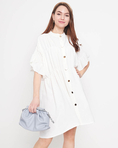 Белое женское платье длиной до колен