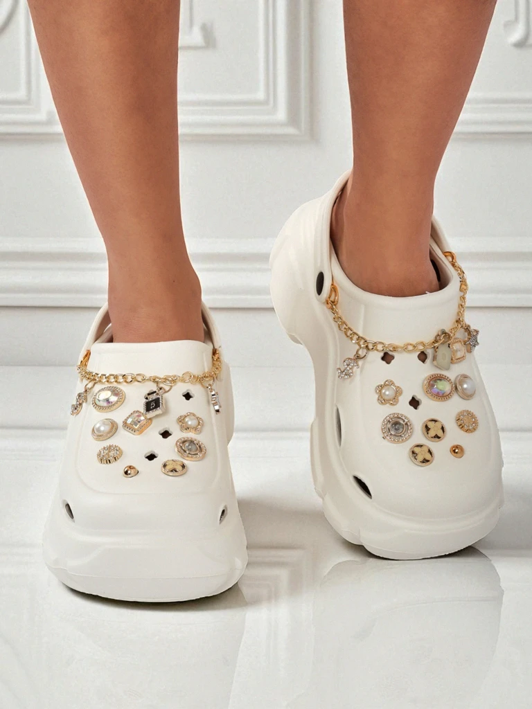 Caligae Aurelia Bianca sandals with chain decorations in glamour style