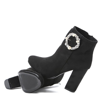 Czarne botki na wyższym słupku z ozdobą Emmaline- Obuwie
