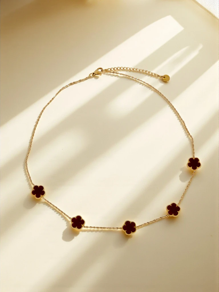 Naszyjnik Aurelia Clavis z masą perłową w złotej oprawie – stylowa elegancja