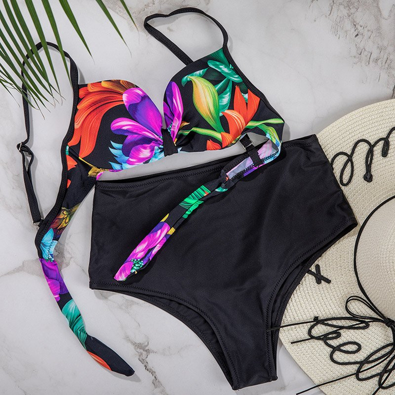 Черный купальник с растительным принтом