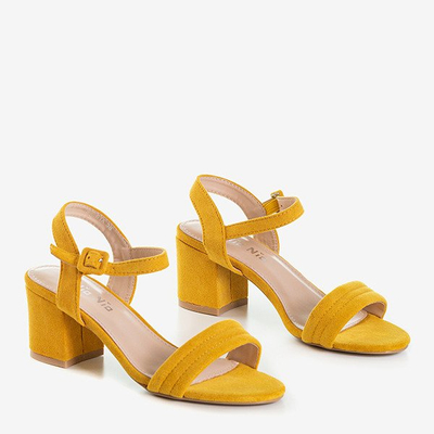Mustard women's sandals on a low post Niusty - Footwear