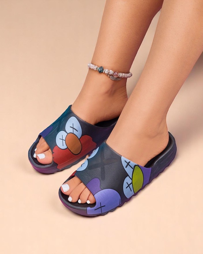 Melnas gumijas sieviešu čības ar Pfizz apdruku - Apavi