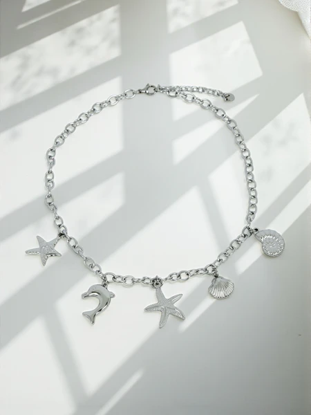 Naszyjnik Atena Charm Sea – złote amulety z motywami morskimi