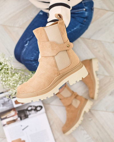 Royalfashion Gaiši brūni sieviešu zābaki ar dekoratīvu siksniņu Doasa