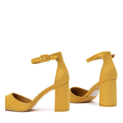 Yellow pumps on the Valentia post - Footwear