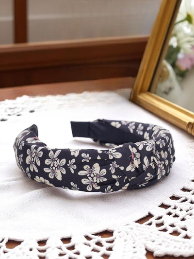 Royalfashion Hairband with braided floral pattern Florinda