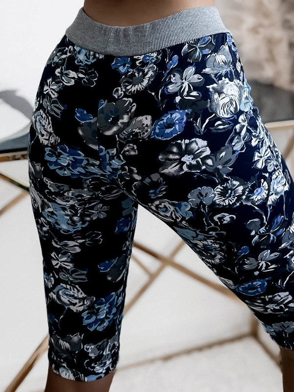 Rakstaini sieviešu 3/4 šorti tumši zilā un zilā krāsā PLUS IZMĒRS - Apģērbs