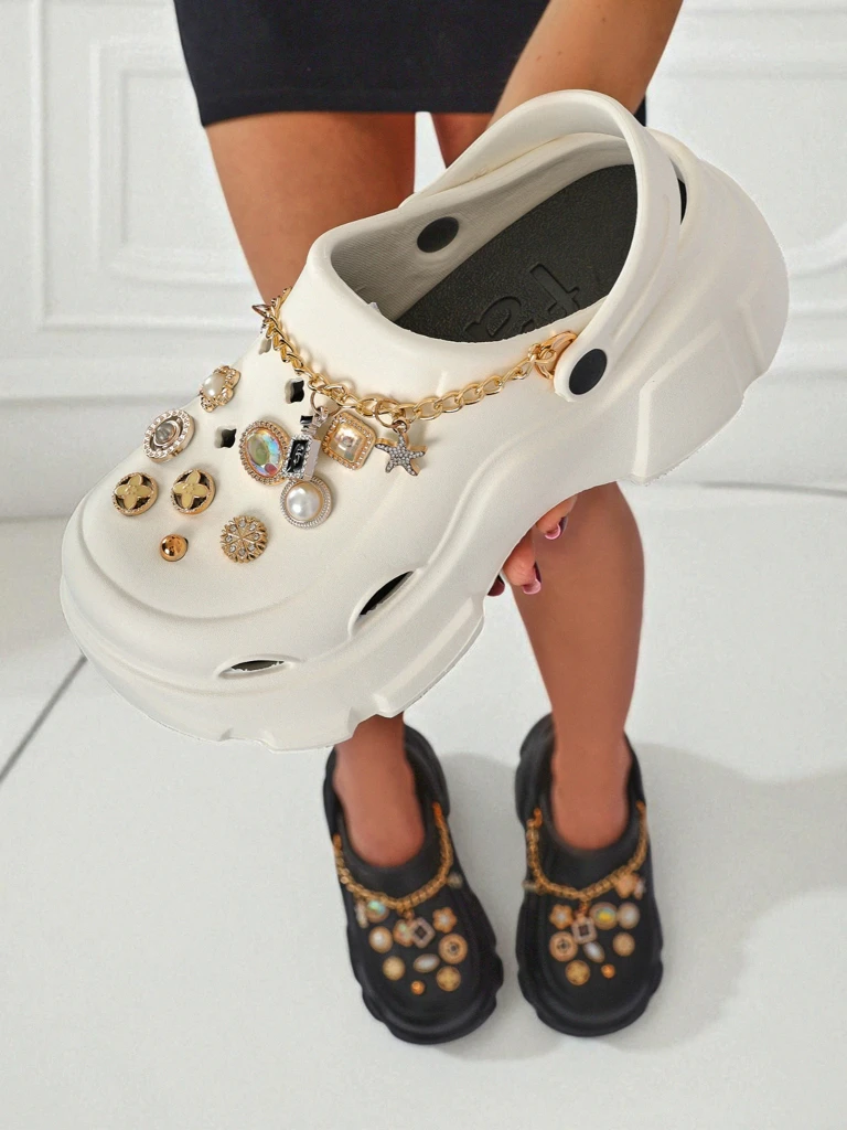 Caligae Aurelia Bianca sandals with chain decorations in glamour style