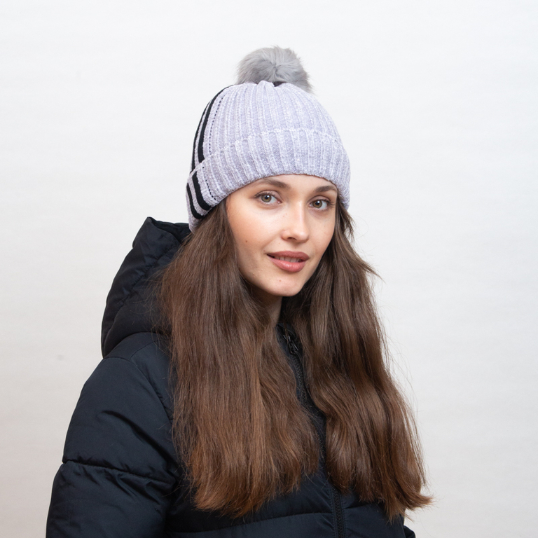 Серый утепленный бини с белыми полосками и помпоном - Аксессуары