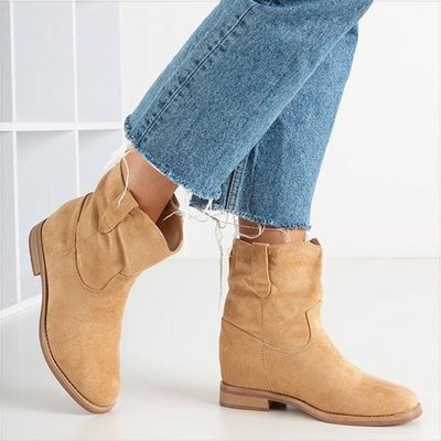 OUTLET Beige boots a'la cowboy boots on an indoor wedge Jelluma - Footwear