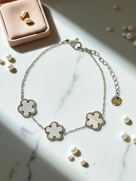 Callisto Nero Bracelet with Flower Motif